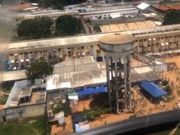 Bombeiros confirmam 4 mortes e 35 feridos em tiroteio em presídio de Goiás (Foto: Reprodução/TV Anhanguera)