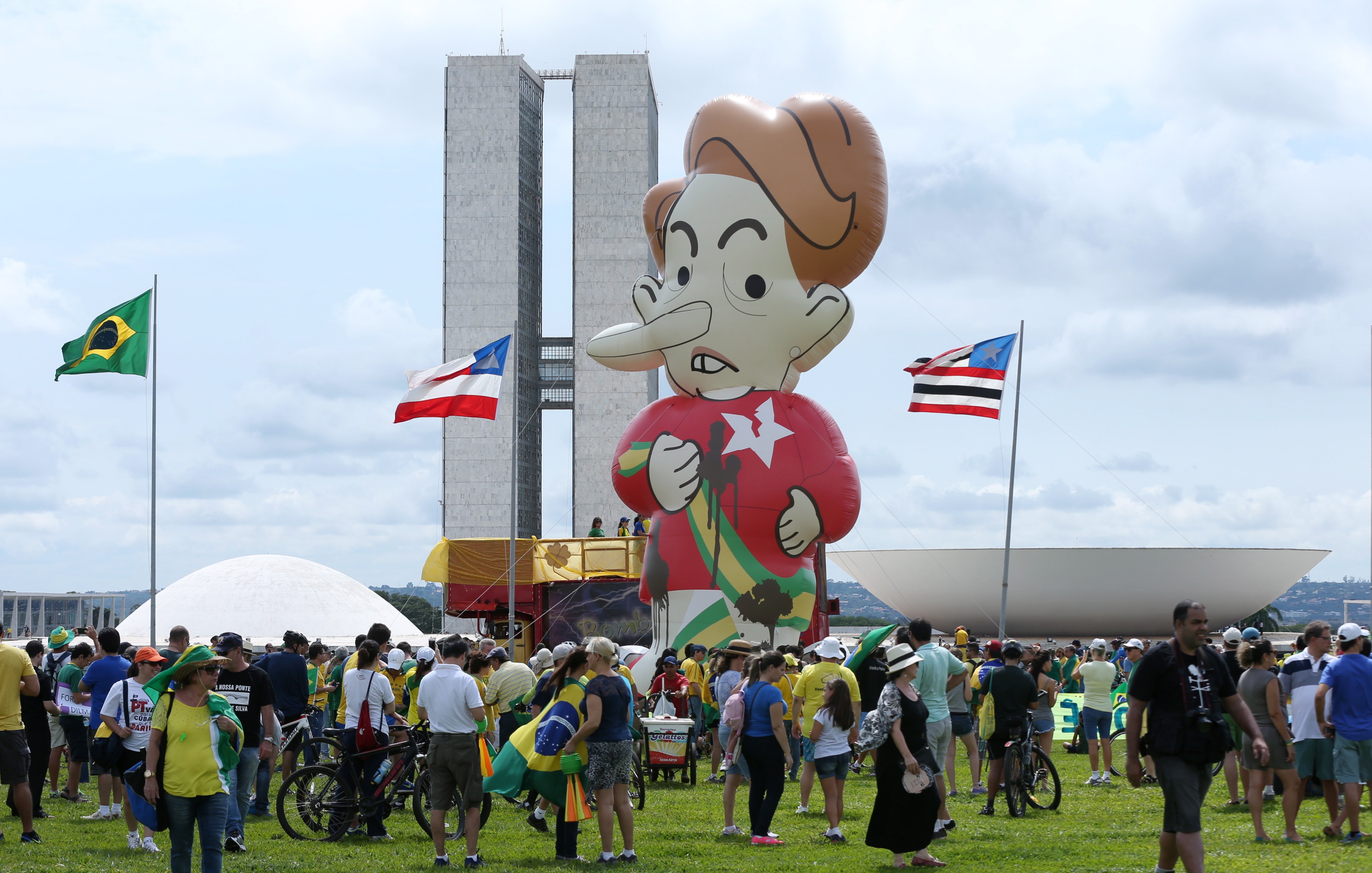 Protesto em Brasília tem 'balão de Dilma'