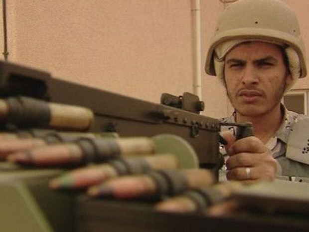 Soldado saudita manipula armamento pesado: Arábia Saudita é um dos principais compradores de armas do Ocidente (Foto: BBC)