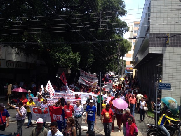 Protesto seguiu para as ruas de Teresina (Foto: Catarina Costa/G1)