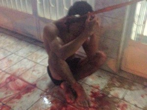 Após tentativa de furto, suspeito amarrado em Rio Branco (Foto: Caio Fulgêncio/G1)