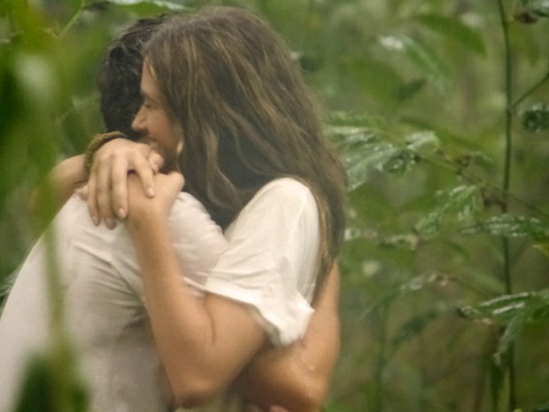 William e Lili se abraçam durante banho de chuva  (Foto: Além do Horizonte/TV Globo)