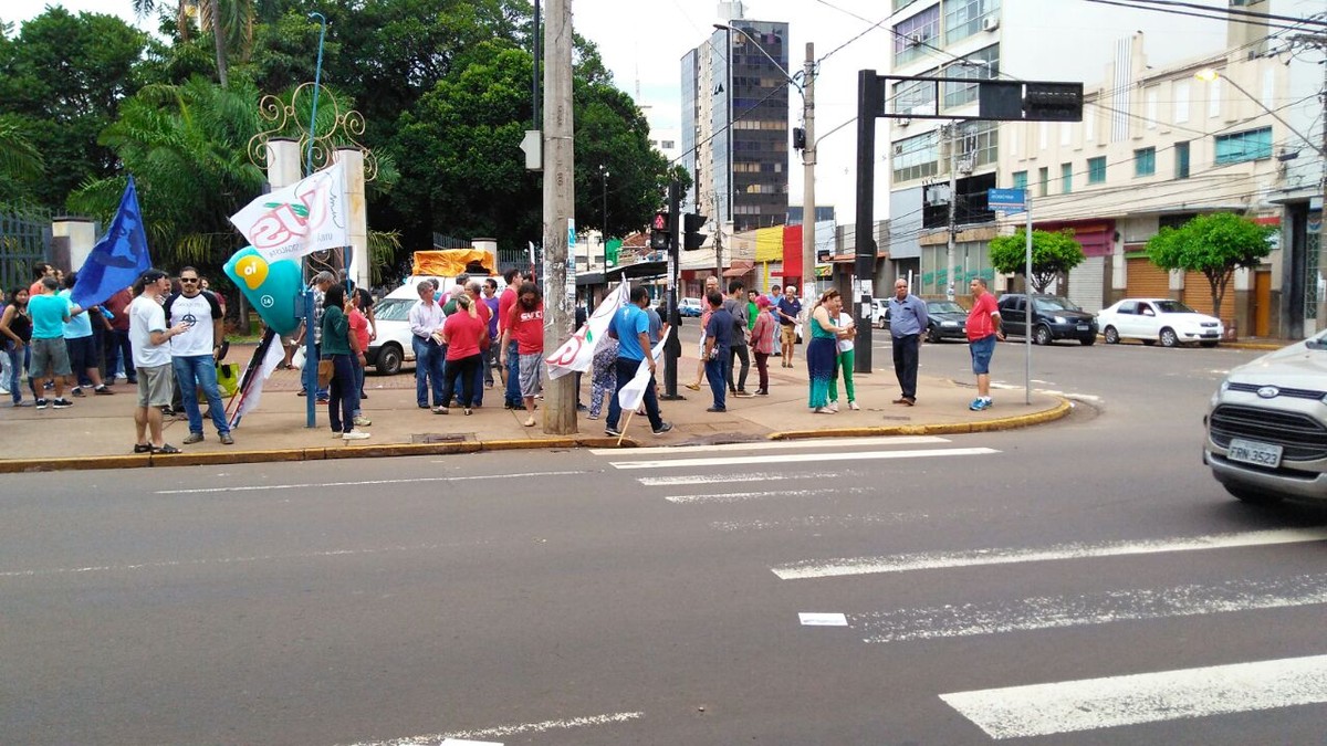 Manifestantes fazem ato contra corrupção e reforma trabalhista em ... - Globo.com