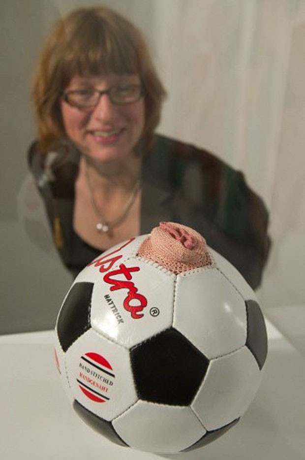Franziska Vollborn posa com a obra, criada em 2006 (Foto: Tobias KleinschmidtAFP)