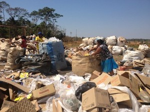 Cooperados transformam resíduos em fonte de renda (Foto: Eliete Marques/G1)