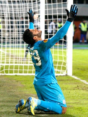 Hulk comemora gol do Zenit contra o Liverpool (Foto: Reuters)