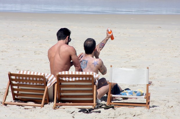 Marc Jacobs e o namorado em Ipanema (Foto: Jc Pereira /Foto Rio News)
