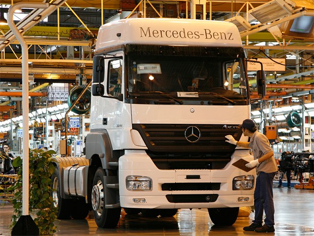 Técnico examina caminhão em linha de montagem da Mercedes (Foto: Divulgação)