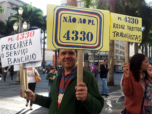 Bancários protestam no Centro de Campinas contra o PL 4330 (Foto: Marília Rastelli / G1 Campinas)