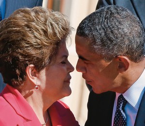 RELAÇÃO TENSA Dilma e Obama se encontram na reunião do G20, na Rússia. Por causa da denúncia de espionagem, a presidente avalia cancelar a viagem que faria em outubro aos  Estados Unidos (Foto: Grigory Dukor/Reuters)