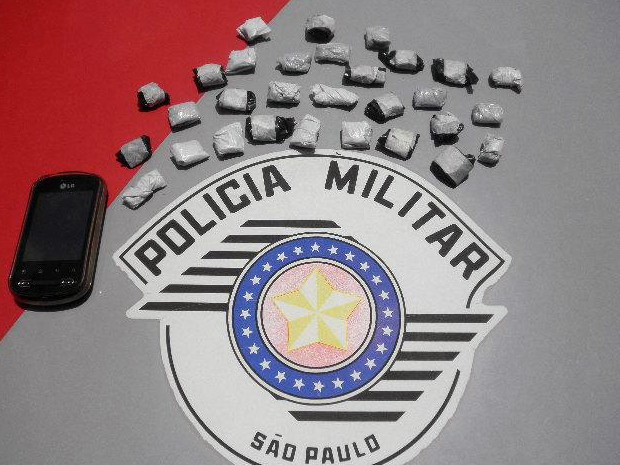 Aluno é detido com porções de maconha na mochila em Cunha, SP (Foto: Divulgação/ Polícia Militar)