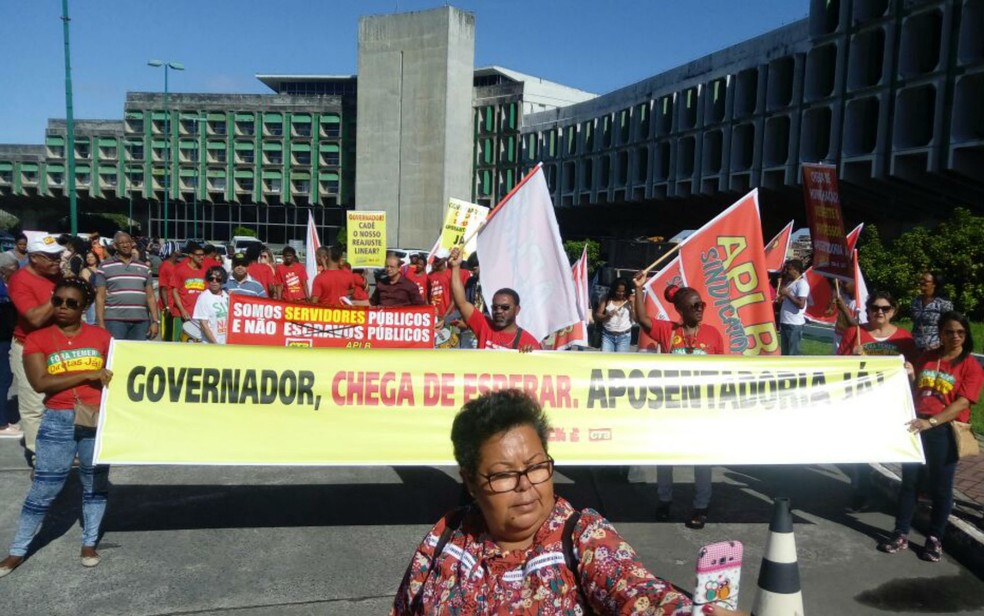Grupo se reúne para protestar pela aposentadoria no CAB (Foto: Marcelo Bastos/Arquivo Pessoal)