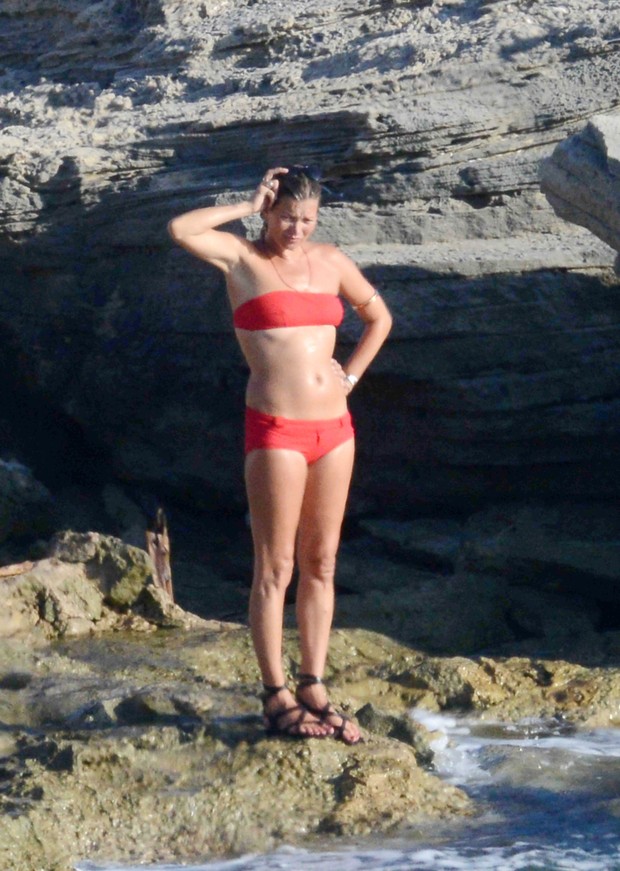 Kate Moss em Formentera, na Espanha (Foto: Grosby Group/ Agência)