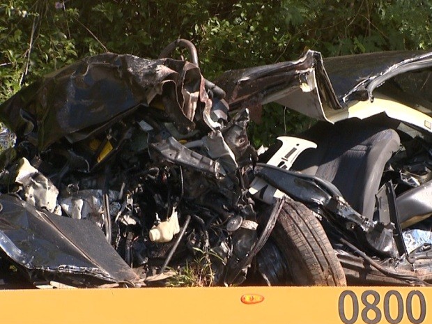 Celta ficou destruído após colisão na Rodovia Adhemar de Barros, em Mogi Guaçu (Foto: Reprodução / EPTV)