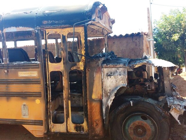 Ônibus escolar, que seria transformado em uma lanchonete, foi incendiado em Venha-Ver (Foto: PM/Divulgação)
