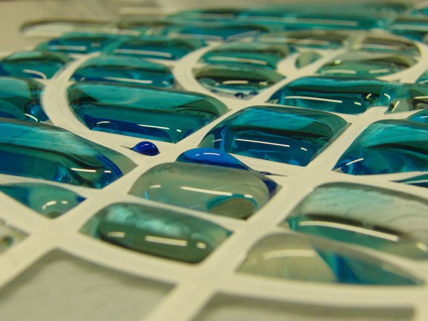 Água (tingida de azul) é emoldurada em material super hidrofóbico, formando uma pintura 3D superidrofóbica (Foto: Yao Lu/UCL) Água (tingida de azul) é emoldurada em material super hidrofóbico, formando uma pintura 3D superidrofóbica (Foto: Yao Lu/UCL)