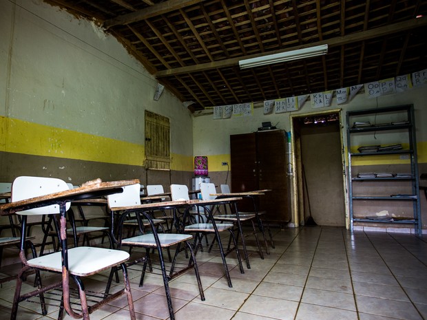 Cadeiras estão enferrujadas na Escola Municiapl Alfredo Soares (Foto: Jonathan Lins/G1)