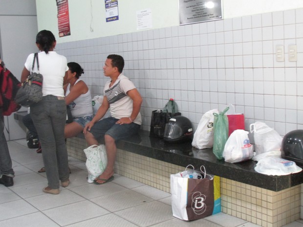 Familiares de presos aguardam notícias na Central de Flagrantes (Foto: Catarina Costa/G1)