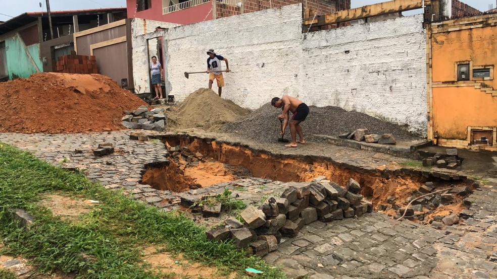 Buraco cedeu no bairro Felipe Camarão e abriu uma cratera — Foto: Mariana Rocha/Inter TV Cabugi