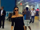 Isabelle Drummond embarca com look 'total black' e óculos escuros no Rio