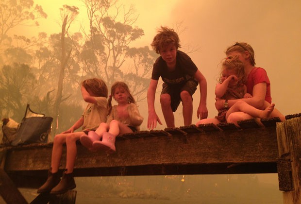 Foto do dia 4 de janeiro mostra as crianças sobre cais  (Foto: AP)