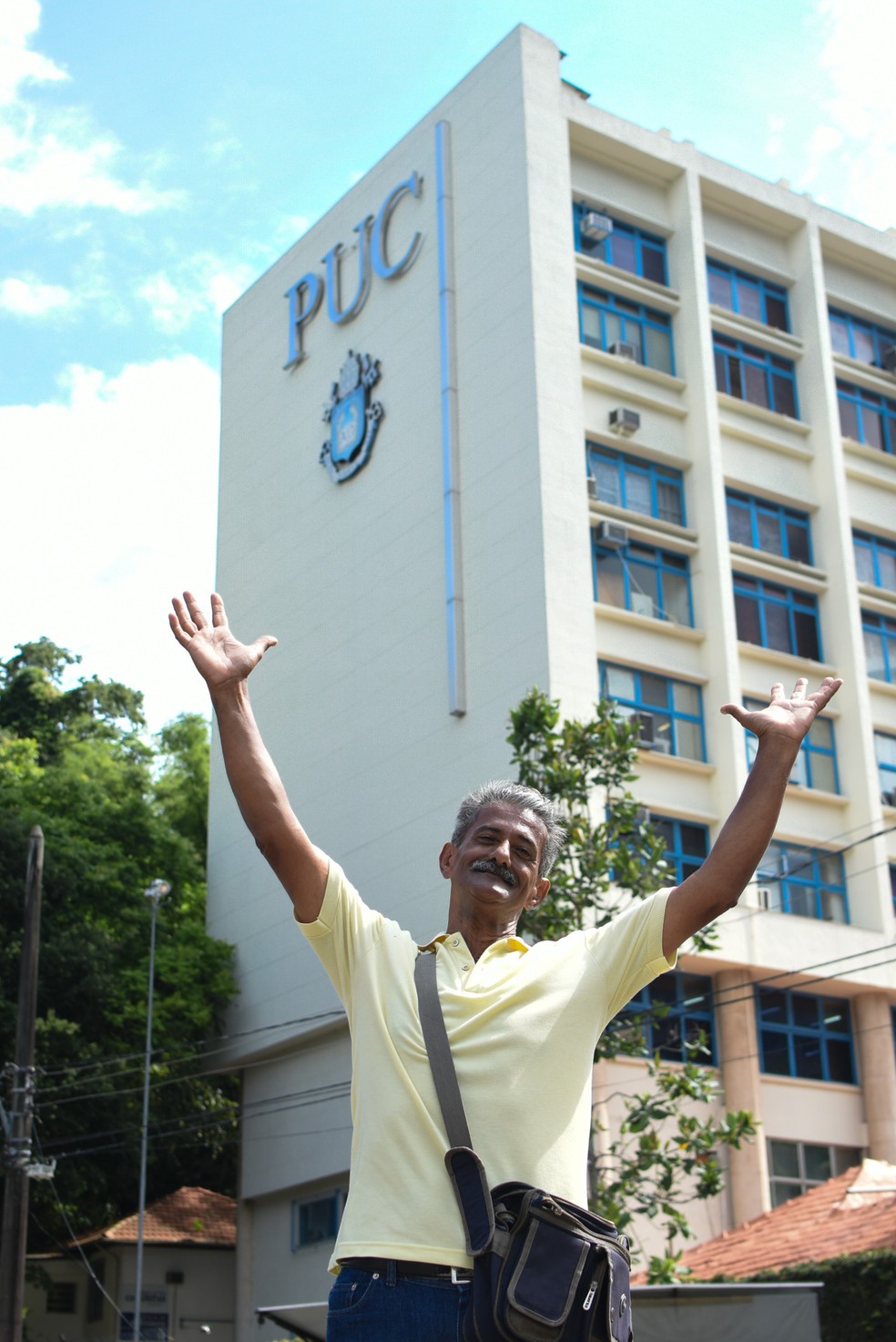 Haroldo de Souza vende bolos em frente &agrave; PUC-Rio (Foto: Wendy Andrade/ Arquivo Pessoal)