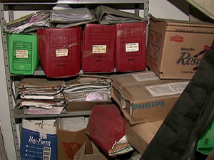 Inquéritos são acomodados em caixas de papelão em delegacias do interior (Foto: Reprodução/TV Asa Branca) Inquéritos são acomodados em caixas de papelão em delegacias do interior (Foto: Reprodução/TV Asa Branca)