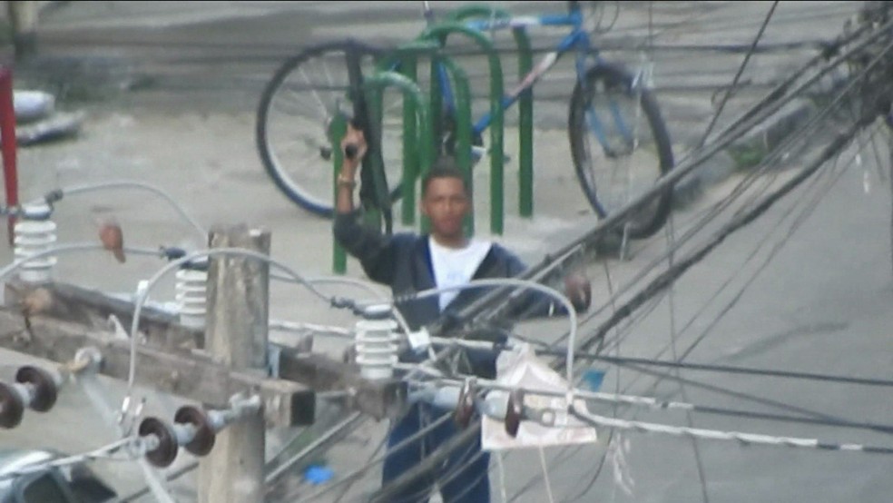 Traficante armado desafia agentes em imagens feitas por policiais durante investigações (Foto: Reprodução/ GloboNews)