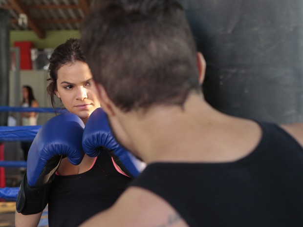Mari mira o alvo antes de socar (Foto: Felipe Monteiro/Gshow) Mari mira o alvo antes de socar (Foto: Felipe Monteiro/Gshow)