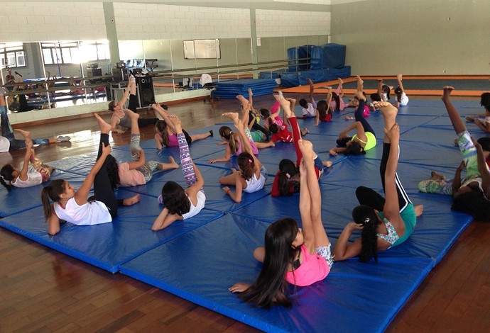 Meninas descobrem possibilidades de movimento com aulas em Araxá (Foto: Fundação Rio Branco/Divulgação)