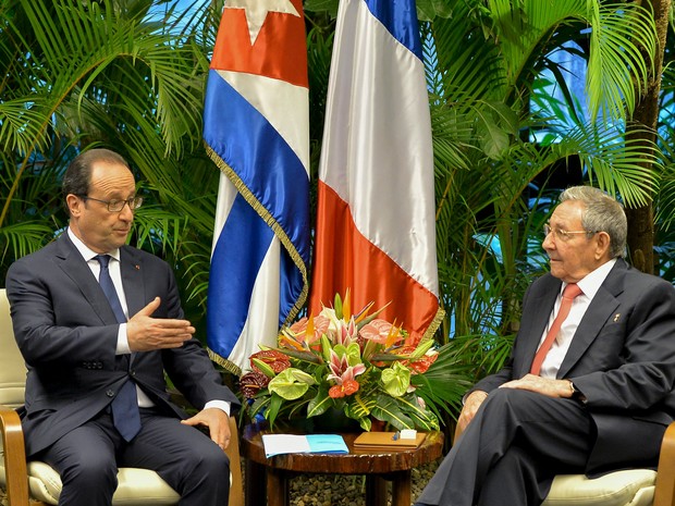 O líder de Cuba, Raúl Castro (direita), recebe o presidente da França, François Hollande, no Palácio da Revolução, em Havana  (Foto: Adalberto Roque/Reuters)