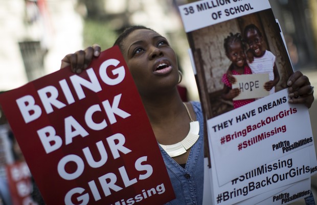 Mulher protesta em Londres em abril de 2015, aniversário de um ano do sequestro das 276 meninas na cidade de Chibok, no nordeste da Nigéria, pelo Boko Haram (Foto: Dan Kitwood/Getty Images)