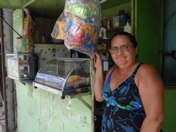 Dona Raimunda não gostou da ideia de ser relocada para dentro do Mercado de Beberibe (Foto: Lorena Aquino/G1)