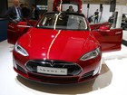 Tesla deve lançar em 3 meses carro que dispensa mãos ao volante