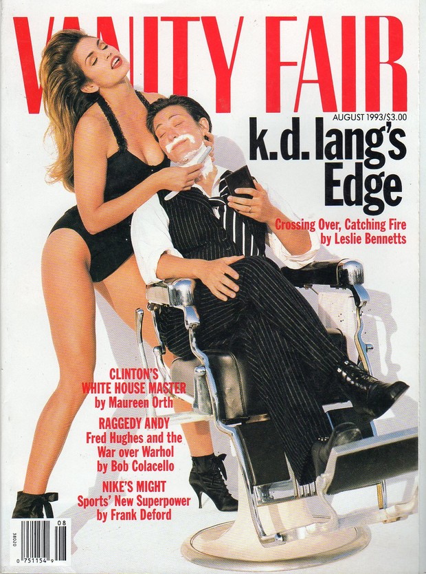 Cindy Crawford na capa da Vanity Fair em 1993, com a cantora KD Lang (Foto: Reprodução)