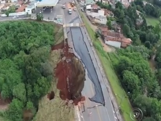 Metade do acesso foi consumido pelos deslizamentos (Foto: Reprodução/TV TEM)