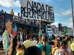 Em João Pessoa,  cartaz levado por um manifestante é contra a reforma política no país (Foto: Krystine Carneiro/G1)