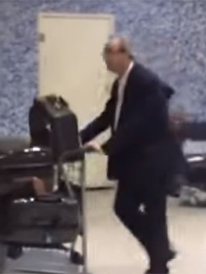 Cunha, andando no Aeroporto, antes de desentendimento (Foto: Reprodução/Youtube)