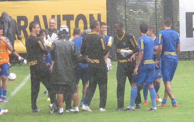 Jogadores brincadeira treino Botafogo (Foto: André Casado / Globoesporte.com)