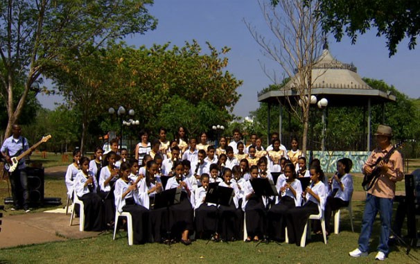 O instituto Flauta Mágica se apresenta no É Bem MT cantando a Canção das Américas de Milton Nascimento (Foto: TVCA)