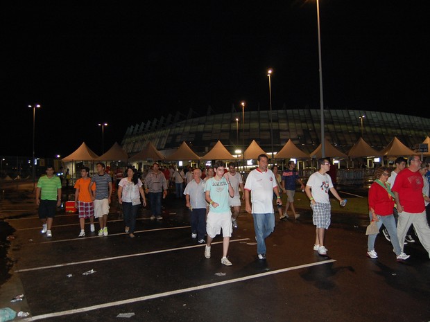 Alguns torcedores deixaram a Arena antes do fim do jogo para evitar tumulto na volta para casa. (Foto: Lorena Aquino/G1)