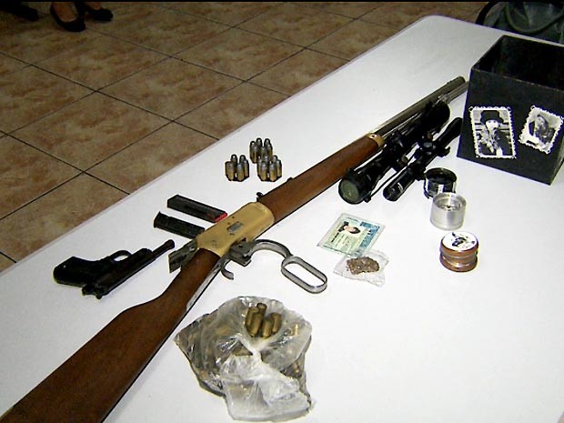 Armas, munição e porção de maconha apreedidos na casa do cantor Hudson, em Limeira (Foto: Reprodução / EPTV)