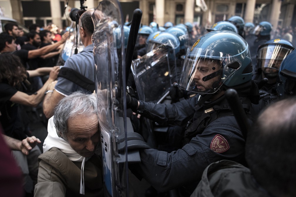 Tropa de choque entra em confronto com manifestantes em Turin, na Itália, no Dia do Trabalho. Os manifestantes protestavam contra a construção de um trem de alta velocidade entre Turin e Lyon, na França. — Foto: Marco Bertorello/AFP