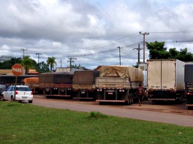 Caminhoneiros exigem atendimento na sede da Suframa no Acre  (Foto: Amanda Borges/ G1)