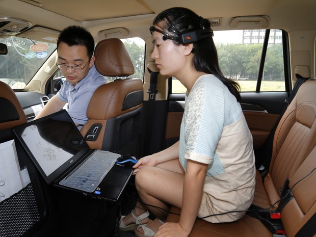 Chineses testam carro controlado pela mente (Foto: Reprodução/CCTV News)