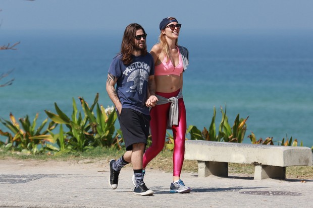 Ellen Jabour caminhando com seu namorado na orla da praia da Barra da Tijuca (Foto: Dilson Silva/AgNews)