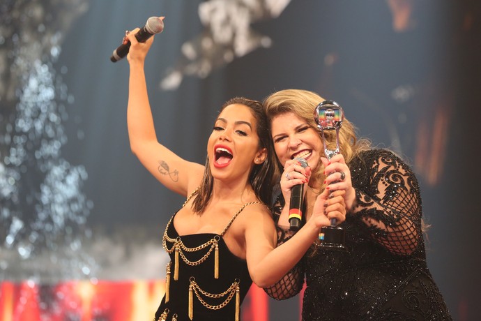 Anitta comemora vitória com Marília Mendonça (Foto: Gshow/Carol Caminha)