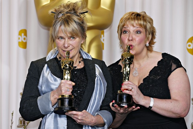 Julie Dartnell e Lisa Westcott com o Oscar de melhor maquiagem por ‘Os Miseráveis’ (Foto: Mike Blake/ Reuters)