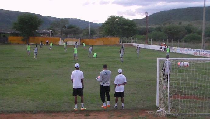 Equipe do Serra Talhada treinou em clube da cidade nesta segunda-feira (Foto: Divulgação / Serra Talhada)
