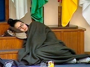 Manifestante dorme na Câmara dos Deputados de Santa Maria (Foto: Reprodução/RBS TV)